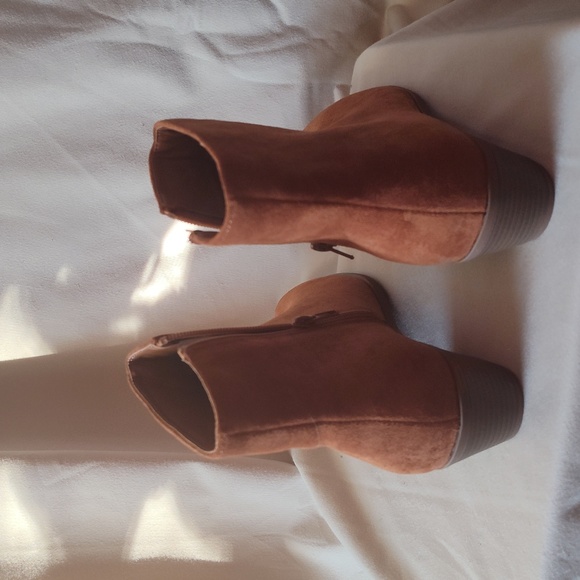 Brown suede women's stacked short heels booties zip up - Picture 3 of 7
